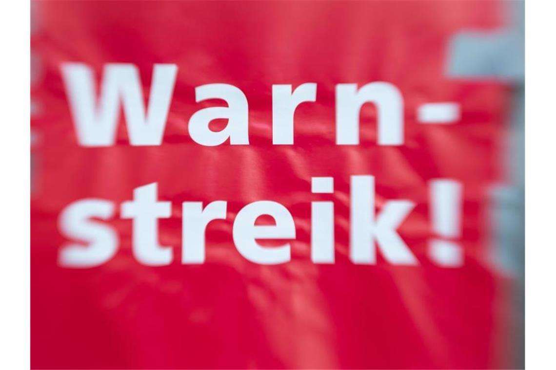 Verdi ruft erneut zu Warnstreiks im öffentlichen Dienst auf „Warnstreik!“ steht auf einem Schild. Foto: Friso Gentsch/dpa