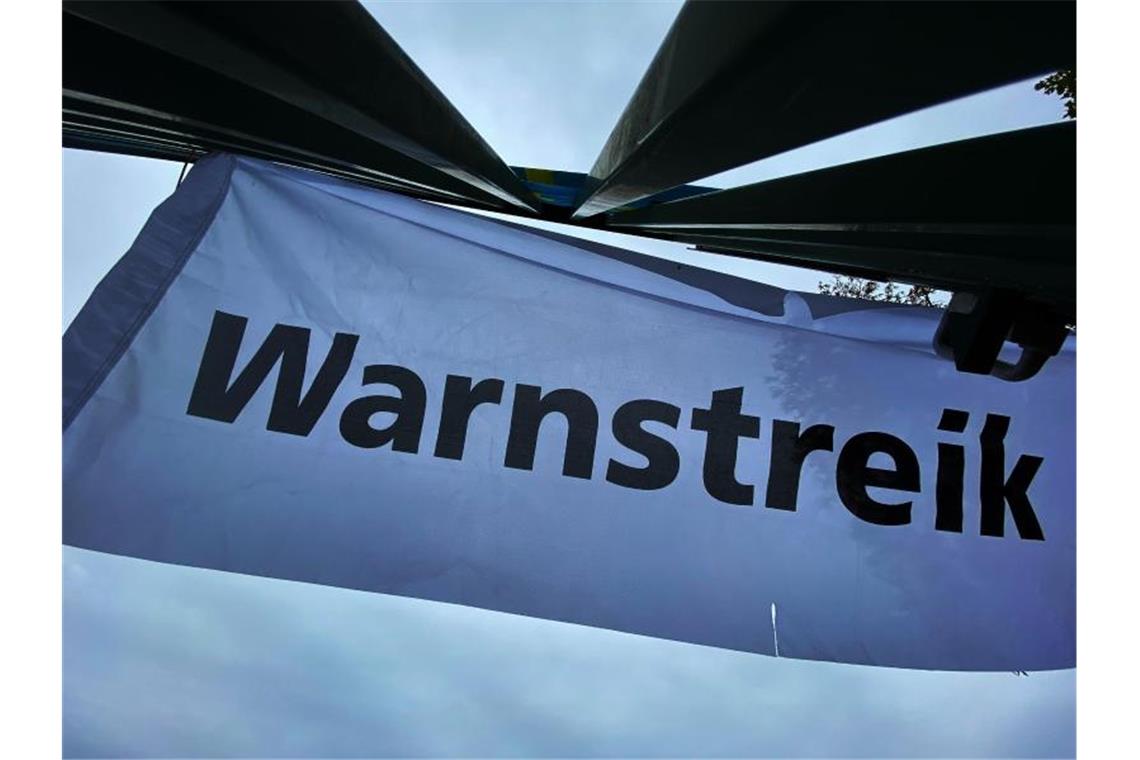 Wieder neue Warnstreiks im Südwest-Einzelhandel "Warnstreik" steht auf einem Transparent. Foto: Paul Zinken/dpa/Symbolbild