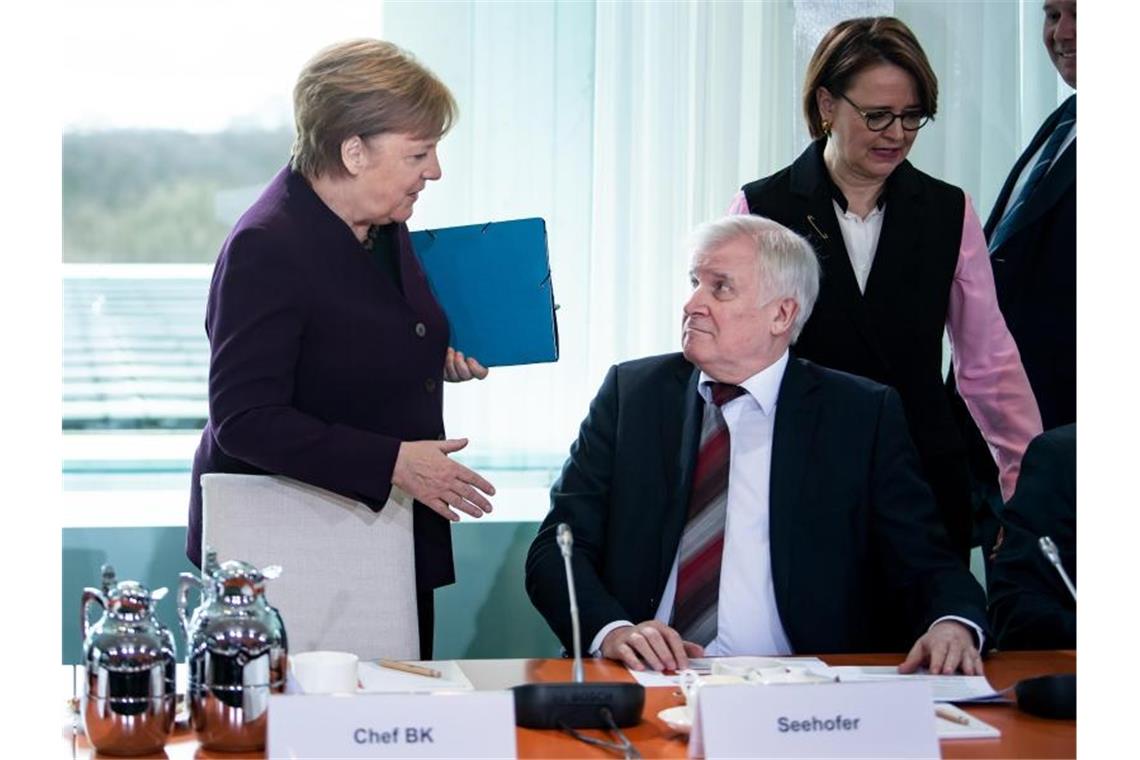 Seehofer offen für Aufnahme von Flüchtlingskindern Warnt angesichts der Situation an der griechisch-türkischen Grenze vor schlimmeren Szenarien als 2015: Innenminister Horst Seehofer (CSU), hier beim Integrationsgipfel mit Bundeskanzlerin Angela Merkel (CDU). Foto: Bernd von Jutrczenka/dpa