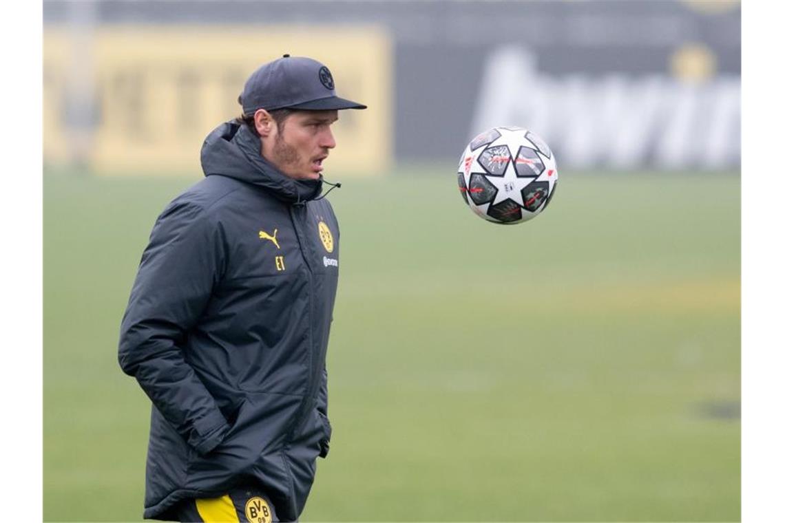 BVB hofft auf längeren Verbleib in Europa Warnt vor dem Rückspiel gegen Sevilla vor zu großer Sorglosigkeit: BVB-Coach Edin Terzic. Foto: Bernd Thissen/dpa