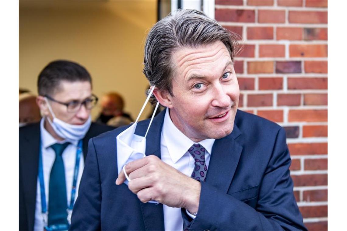 Autobranche steht vor schwierigem Umbruch Warnt vor einer Massenarbeitslosigkeit in der Autobranche: Andreas Scheuer. Foto: Axel Heimken/dpa