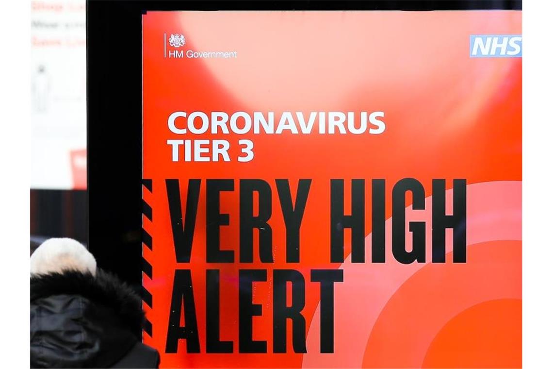 Warnung des britischen Gesundheitsdienstes NHS vor dem Coronavirus in London. Ersten Analysen britischer Wissenschaftler zufolge verfügt die neue Variante über ungewöhnlich viele genetische Veränderungen, vor allem im Spike-Protein. Foto: Dinendra Haria/SOPA Images via ZUMA Wire/dpa