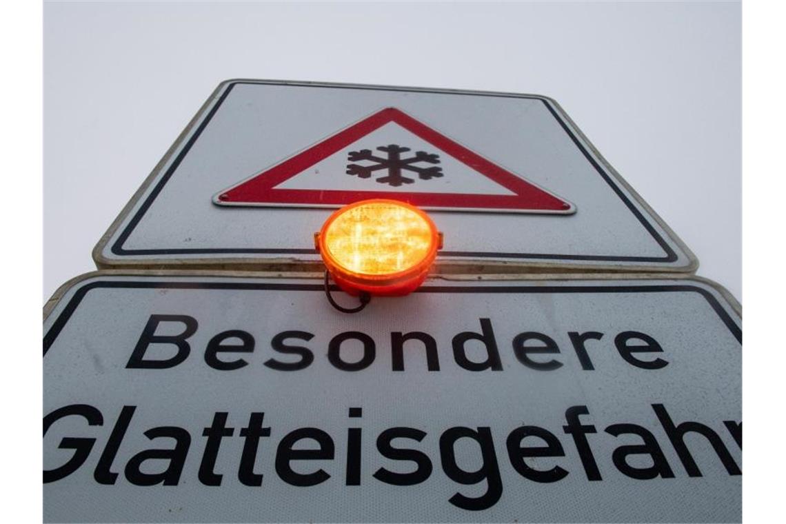 Tief „Per“: Wetterdienst warnt vor Glatteis Warnung vor Glatteis. Foto: Stefan Puchner/dpa