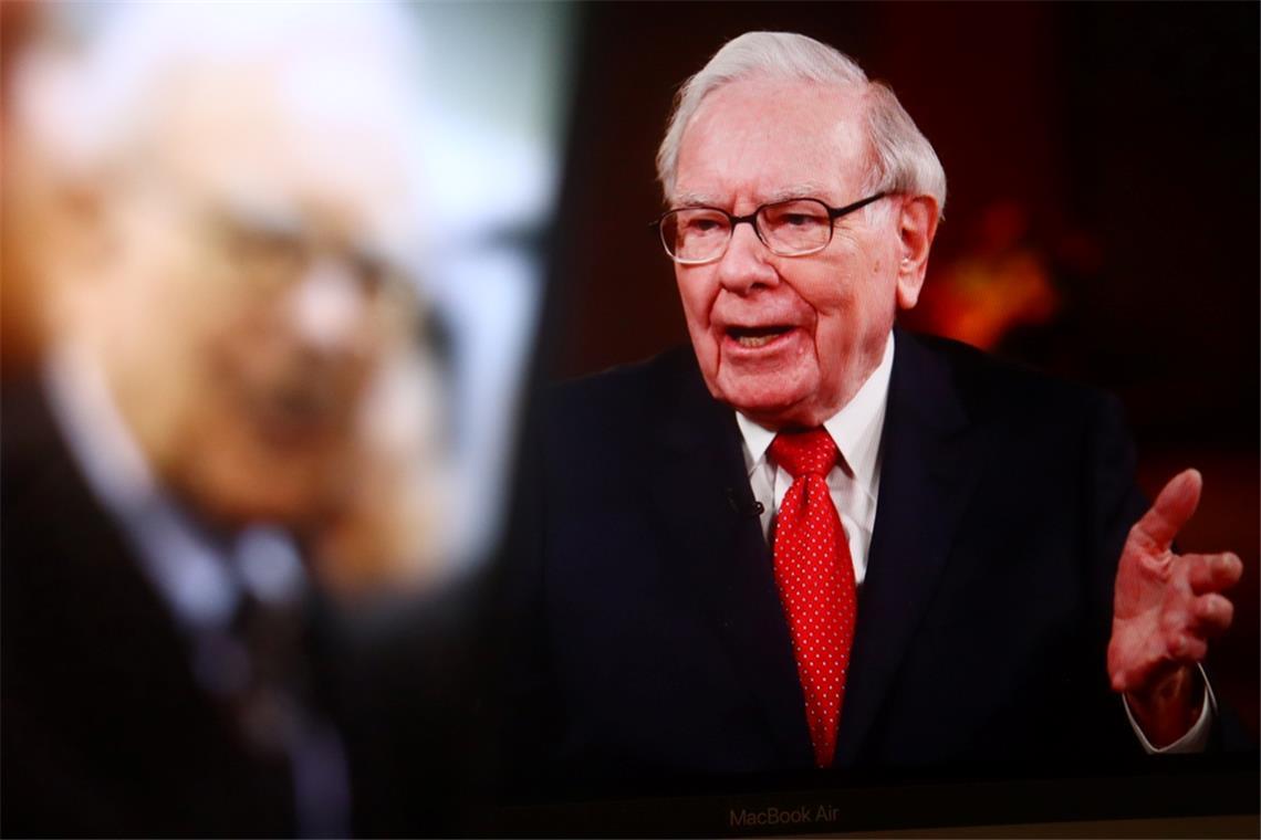 Warren Buffett: Anlagelegende Buffett rutscht leicht ab, bleibt aber unter den zehn Reichsten.