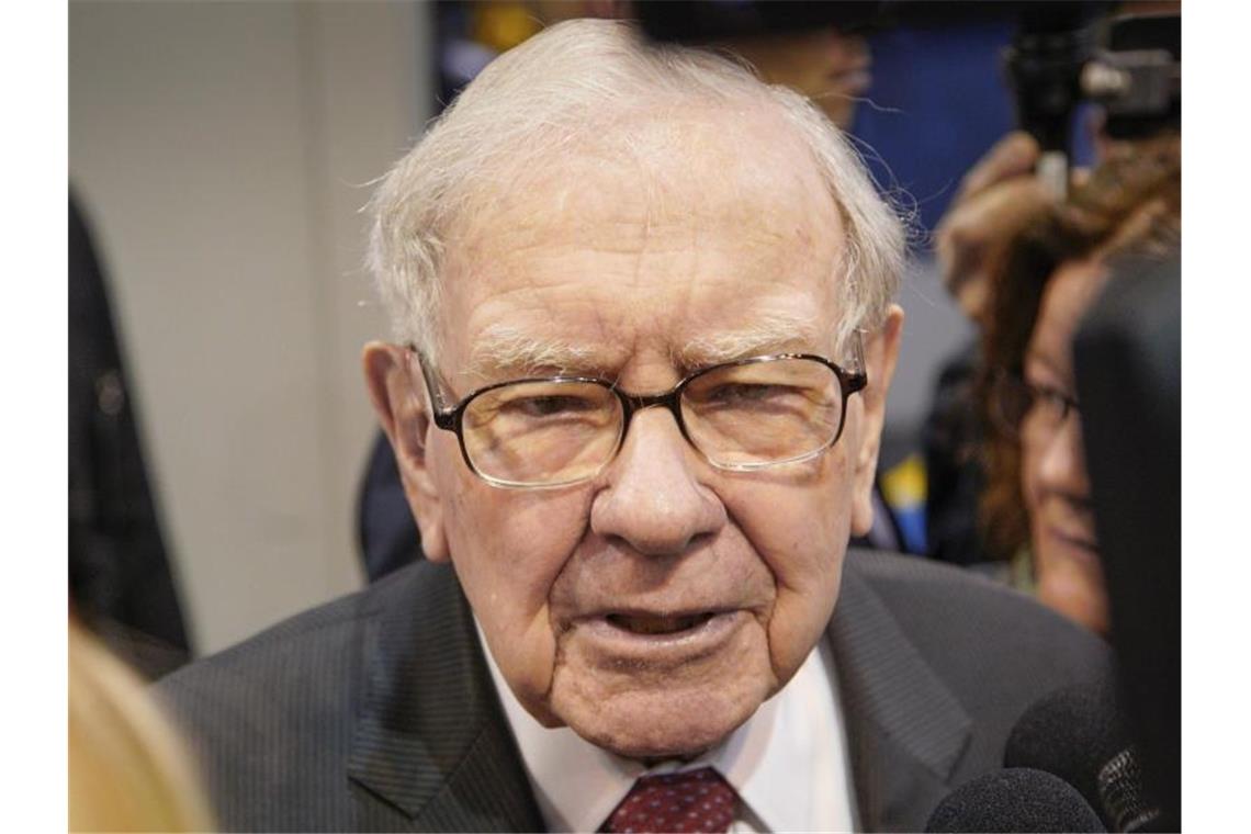 Buffett steckt neun Milliarden Dollar in eigene Aktien Warren Buffett, Chairman und CEO von Berkshire Hathaway, im Gespräch mit Journalisten. Foto: Nati Harnik/AP/dpa