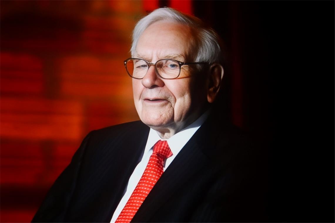 Warren Buffett – Das „Orakel von Omaha“ kehrt mit 152 Milliarden Dollar in die Top Ten zurück.