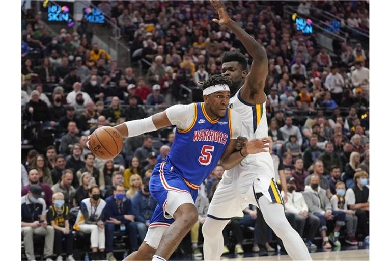 Warriors-Profi Kevon Looney (l) wird von Udoka Azubuike verteidigt. Foto: Rick Bowmer/AP/dpa