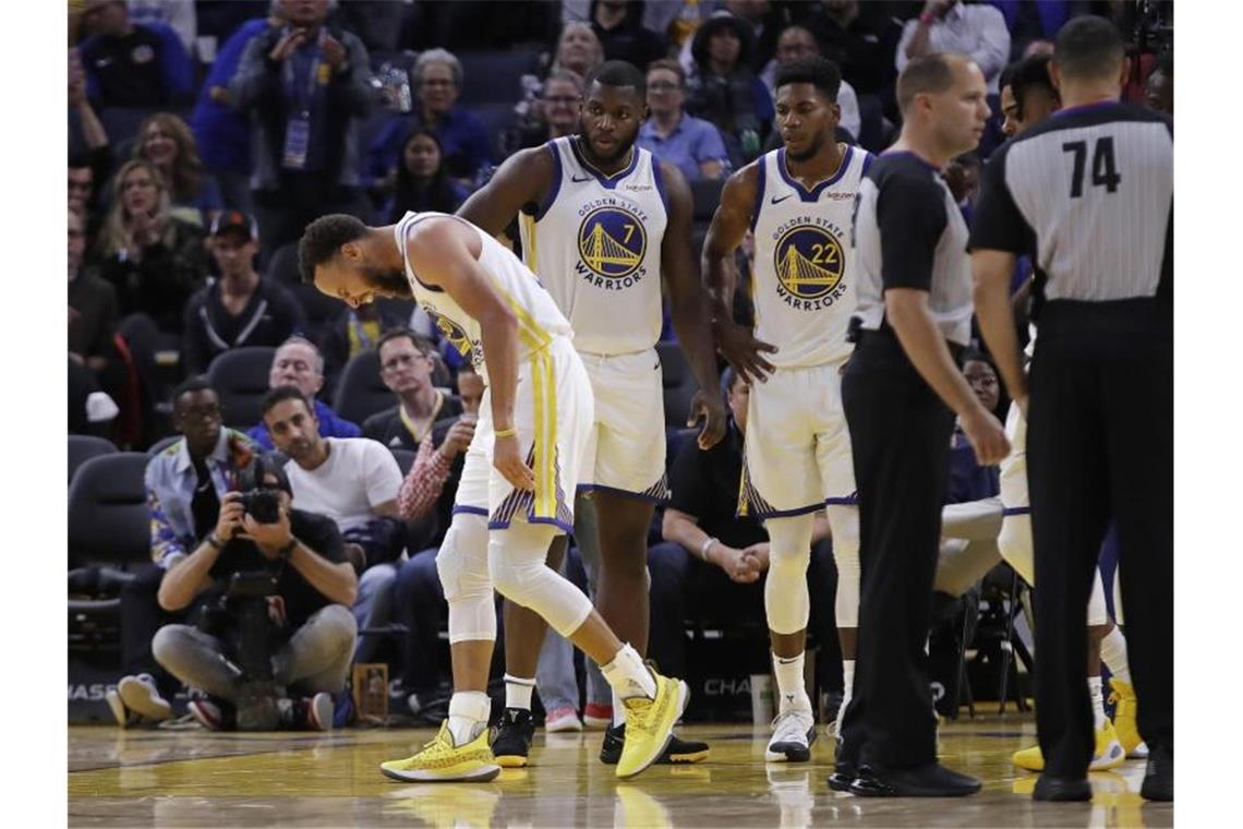 Warriors-Superstar Stephen Curry hat sich die linke Hand gebrochen. Foto: Ben Margot/AP/dpa