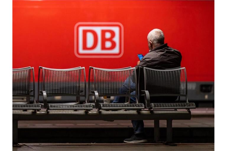 Warten auf den Zug. Foto: Peter Kneffel/dpa