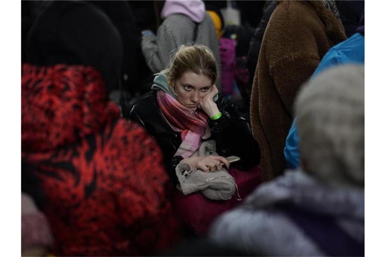 Warten auf die Weiterfahrt: Eine geflüchtete Ukrainerin am Bahnhof im polnischen Przemysl. Foto: Daniel Cole/AP/dpa