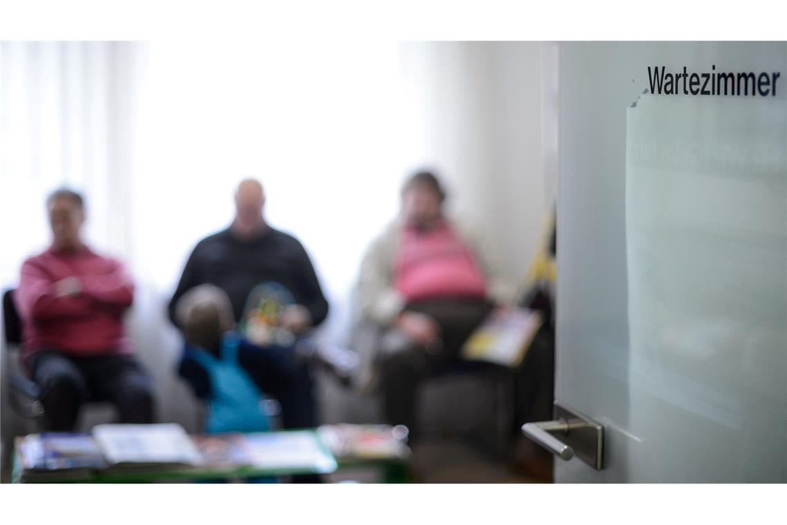 Warten gehört für viele Kassenpatienten bei Praxen dazu. (Archivbild)
