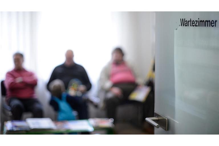 Warten gehört für viele Kassenpatienten bei Praxen dazu. (Archivbild)