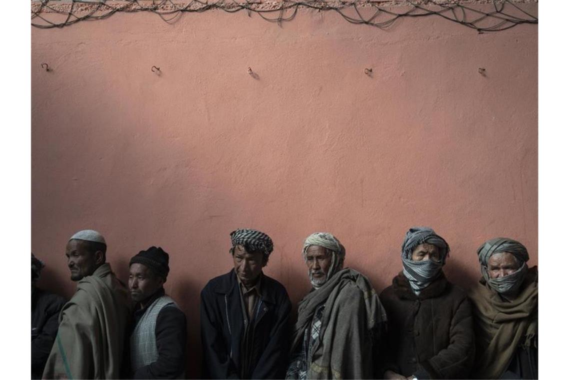 Warten in einer Schlange, um bei einer vom Welternährungsprogramm organisierten Geldverteilung Bargeld zu erhalten. Foto: Bram Janssen/AP/dpa