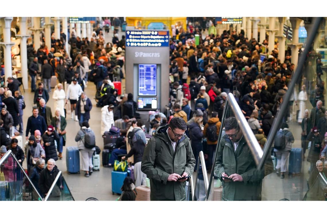 Warten und Hoffen: Die Störung im Bahnverkehr durchkreuzt die Pläne vieler Reisender