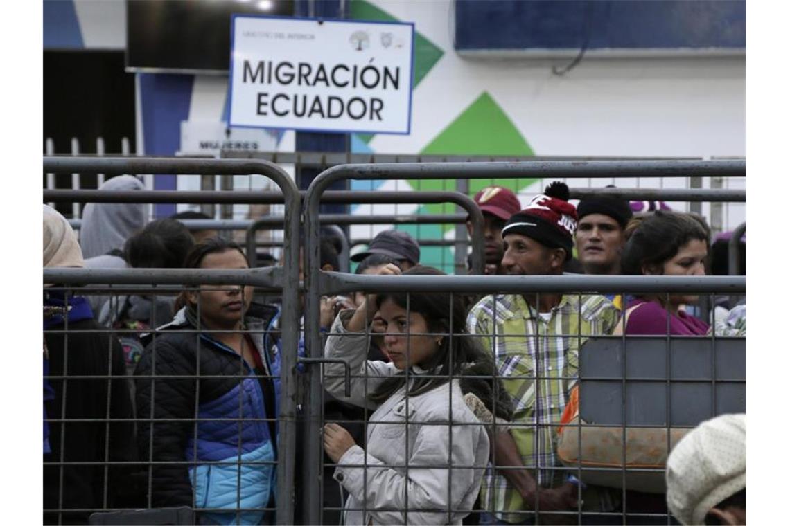 Noch nie waren weltweit so viele Menschen auf der Flucht Wartende Venezolaner nach dem Überschreiten der Grenze von Kolumbien nach Ecuador. Foto: Dolores Ochoa/AP