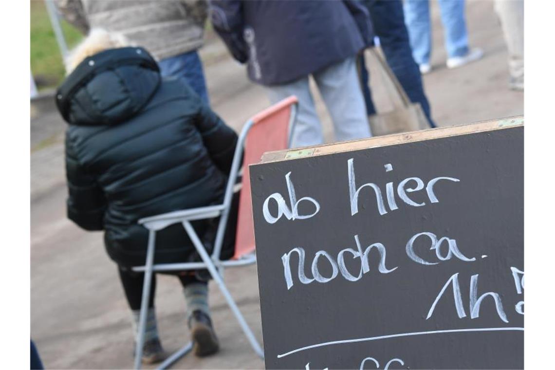 Bund schlägt Ausgangsbeschränkung vor - Schule nur mit Tests Warteschlange vor dem Impfzentrum des Landkreises Vorpommern-Greifswald. Foto: Stefan Sauer/dpa