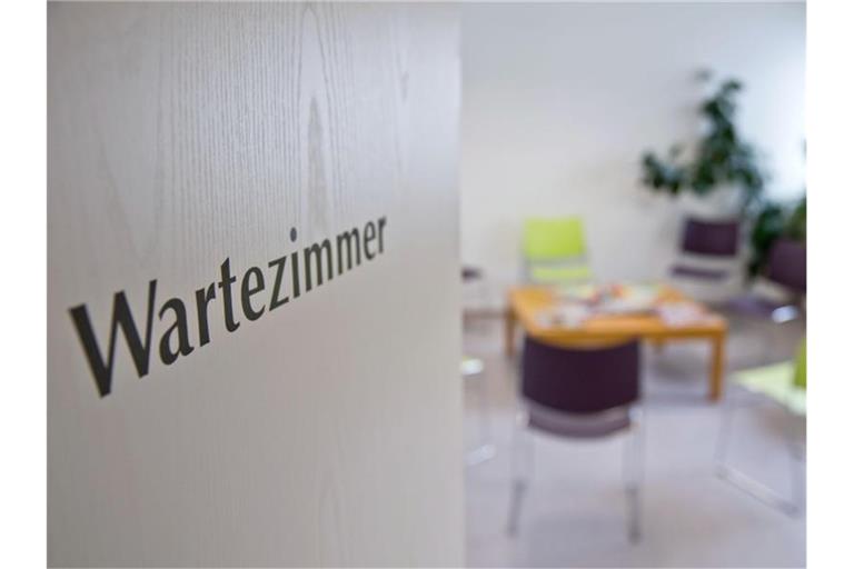 „Wartezimmer“ ist auf der Tür eines leeren Wartezimmers in einer Arztpraxis zu lesen. Foto: Daniel Karmann/dpa/Archivbild