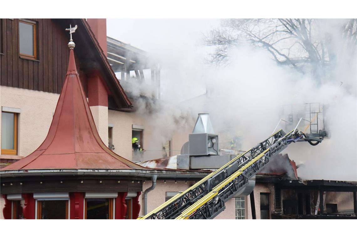Warum das Feuer in der Papiermülltonne ausbrach, war zunächst unklar.