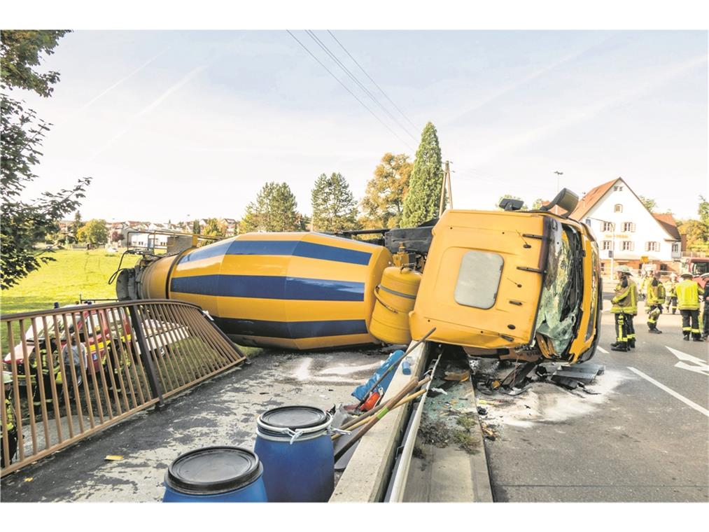 Warum der Fahrer des Betonmischers von der Fahrbahn abkam, ist noch nicht geklärt. Foto: B. Beytekin