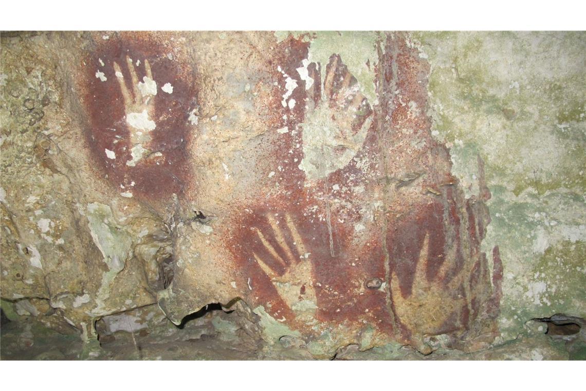 Warum die Finger verschiedener Höhlenkunst nachträglich verschmälert wurden, ist unklar.
