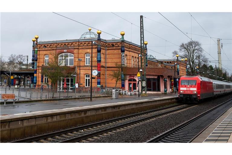 Warum die Oberleitung in Uelzen kaputt gegangen ist, war zunächst unklar. Ein umgefallener Baum soll es nicht gewesen sein, sagte eine Bahnsprecherin.