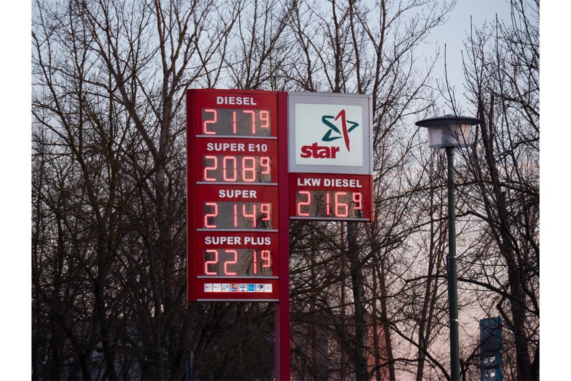 Warum Diesel aktuell teurer als Benzin ist, liegt an geopolitischen Spannungen, Heizöl-Nachfrage und CO2-Bepreisung. Erfahren Sie die Hintergründe.