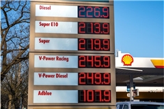 Warum Diesel aktuell teurer als Benzin ist, liegt an geopolitischen Spannungen, Heizöl-Nachfrage und CO2-Bepreisung. Erfahren Sie die Hintergründe.