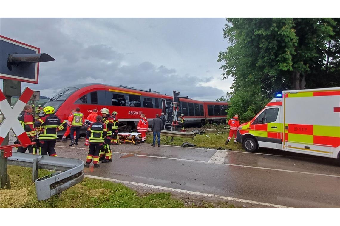 Regionalbahn und Lkw stoßen zusammen - zehn Verletzte Warum es zu dem Zusammenstoß zwischen einer Regionalbahn und einem Lastwagen kam, war zunächst noch unklar.