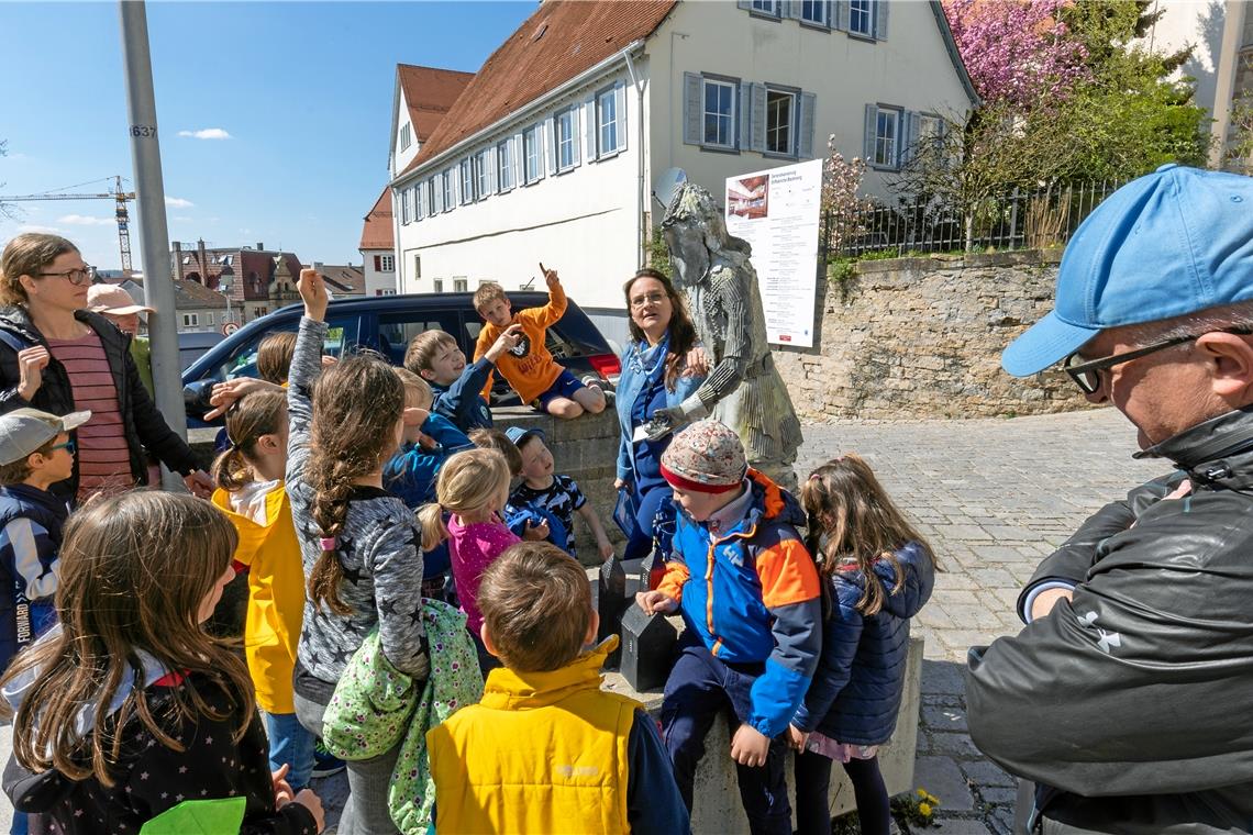 Backnangs Geschichte, kinderleicht erklärt „Warum steht ein Badener mitten in Württemberg?“ Zur Markgraf-Skulptur auf dem Stiftshof fällt den Kinder so einiges ein. Foto: A. Becher