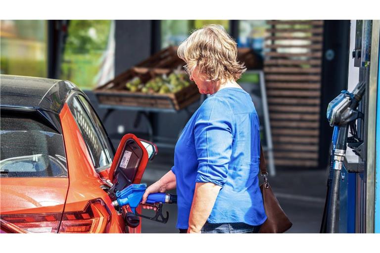 Was ändert sich im Mai? Für Millionen Beschäftigte gibt es mehr Geld und für Autofahrer kommt eine Entlastung an der Tanksäule (Symbolfoto).