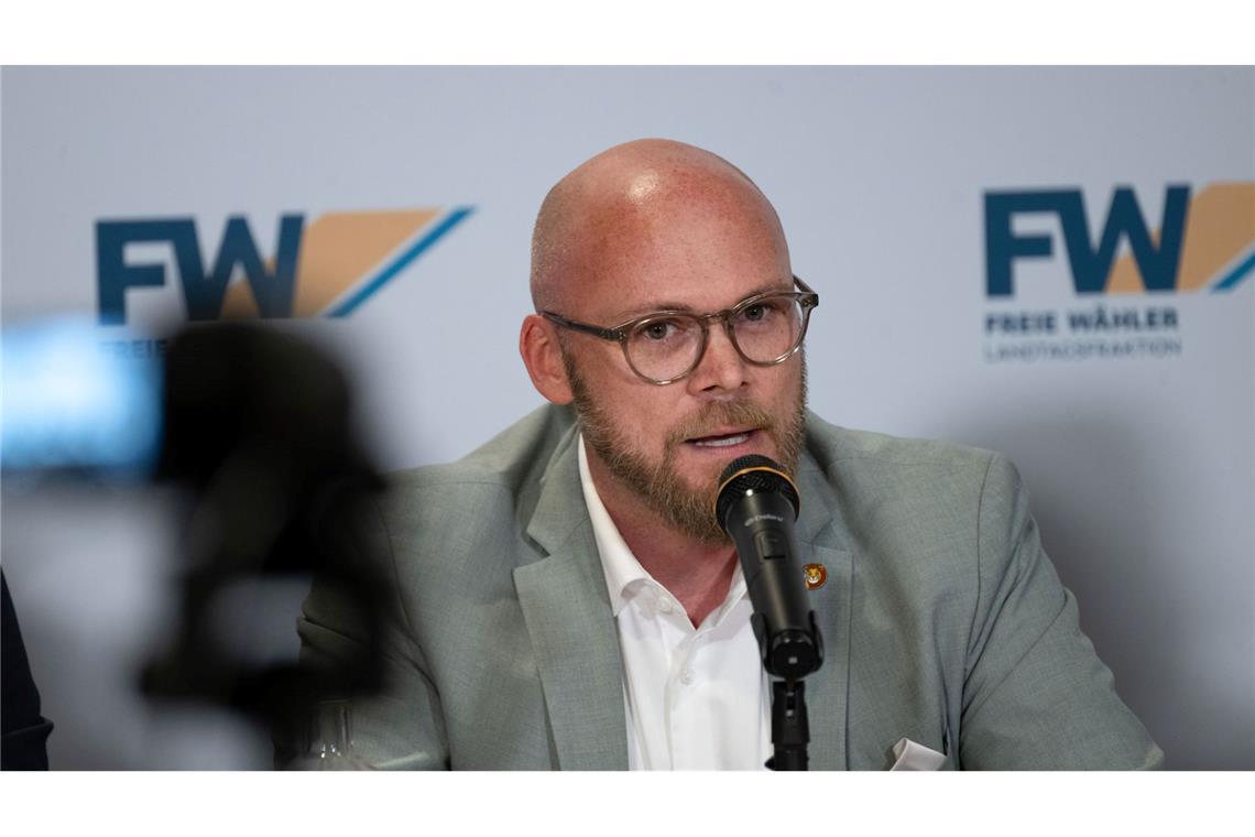 Was am Stammtisch kriminell sei, müsse auch im Netz sanktioniert werden können, sagt Bayerns Digitalminister Fabian Mehring. (Archivbild)