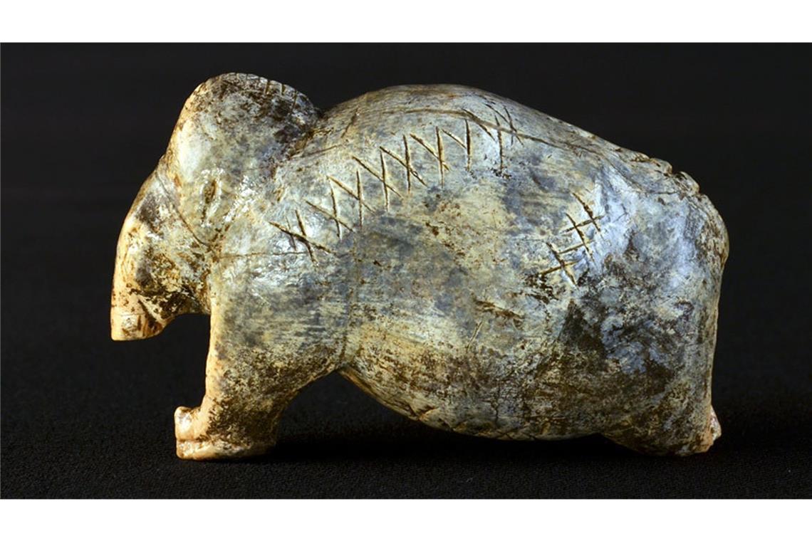 Was bedeuten diese Kreuzreihen auf der 40.000 Jahre alten Mammutfigur aus der schwäbischen Vogelherdhöhle?