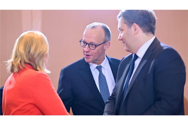 Was bekommen sie noch zusammen hin? Arbeitsminister Bärbel Bas (SPD), Bundeskanzler Friedrich Merz (CDU) und Finanzminister Lars Klingbeil (SPD) sind im Gespräch miteinander.