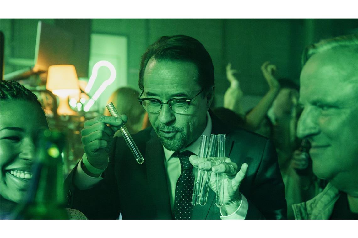 Wie war „Fiderallala“, der neue „Tatort“ aus Münster? Was Boerne (Jan Josef Liefers, Mitte) für Energydrinks hält, sind in Wirklichkeit Cannabis-Shots. Wenig später singt der Professor völlig berauscht auf der Tanzfläche.