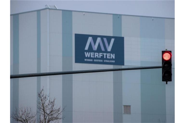 Was bringt die Zukunft? - Blick auf die MV Werft mit der großen Schiffbauhalle in Wismar. Foto: Jens Büttner/dpa-Zentralbild/dpa