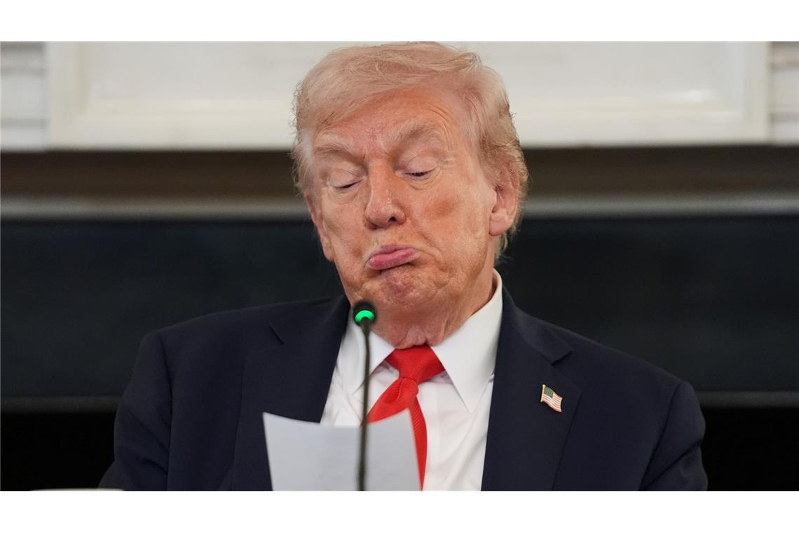 Was da wohl drinsteht? - Trump liest Notiz von Rubio im Weißen Haus