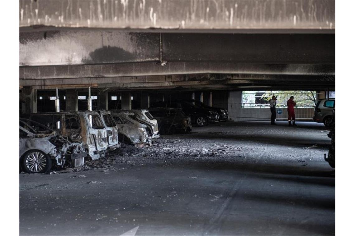 Rund 65 Autos bei Parkhausbrand beschädigt