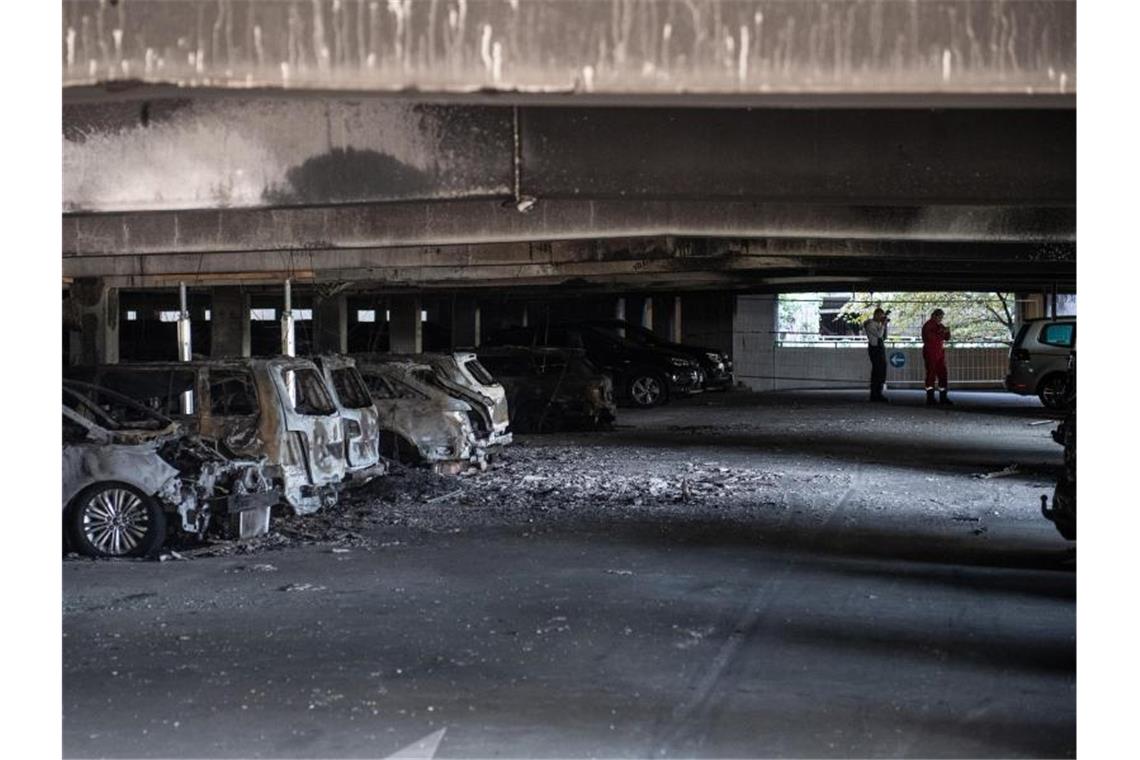 Rund 65 Autos bei Parkhausbrand beschädigt Was den Brand ausgelöst hat, ist noch unklar. Foto: Bernd Thissen/dpa
