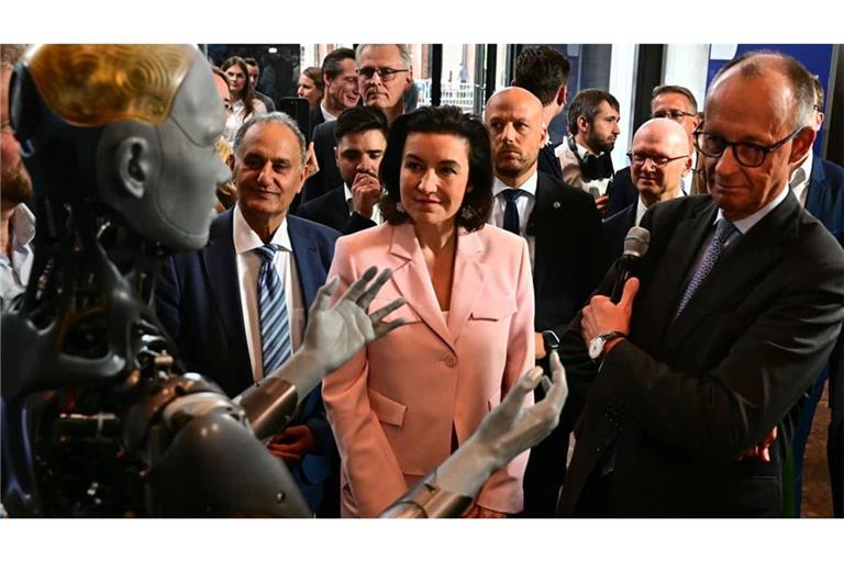 Was der Pflegeroboter Ameca wohl Bundeskanzler Friedrich Merz und Forschungsministerin Dorothee Bär zu sagen hat?