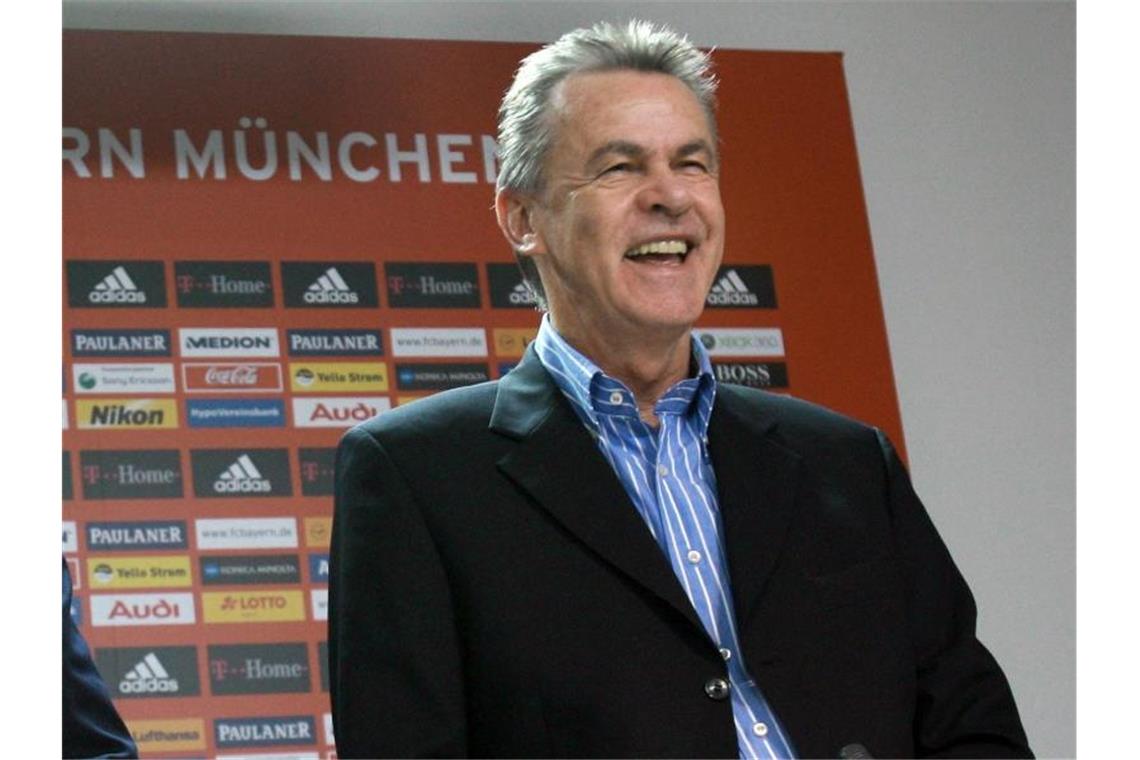 Ende der größten Bayern-Ära: Uli Hoeneß tritt ab „Was er geschaffen hat, ist ein Märchen. Man kann das gar nicht hoch genug einschätzen. Uli war als Manager oder Präsident immer omnipräsent. Er hat in Deutschland im Fußball-Bereich die Richtung angegeben. Er war immer ein Vorreiter für ganz viele Vereinslenker. Ich glaube, dass man jetzt noch gar nicht richtig abschätzen kann, was dem deutschen Fußball ohne ihn alles fehlen wird. Wenn er Ratschläge braucht, wie man als Rentner sein Leben gestaltet, könnte ich ihm gerne welche geben.“ Ottmar Hitzfeld, ehemaliger Bayern-Trainer. Foto: Tobias Hase/dpa
