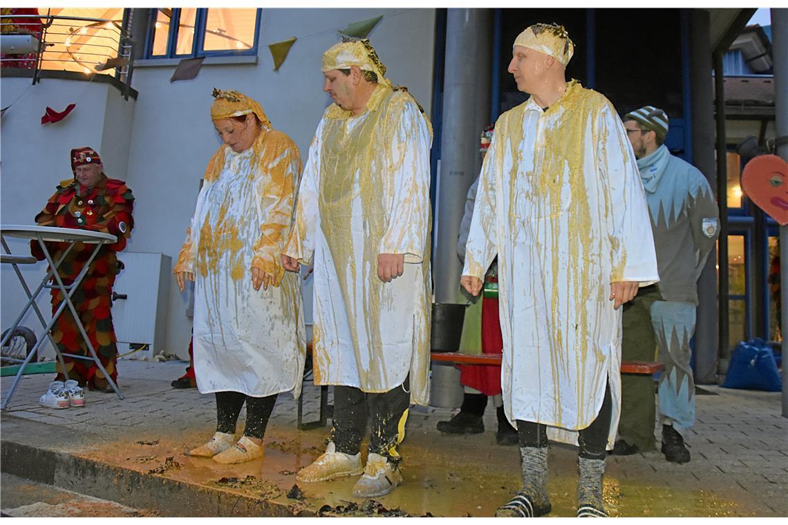 Was für eine Sauerei auf der Rathaustreppe. Mit einer ekligen Brühe wurden die T...