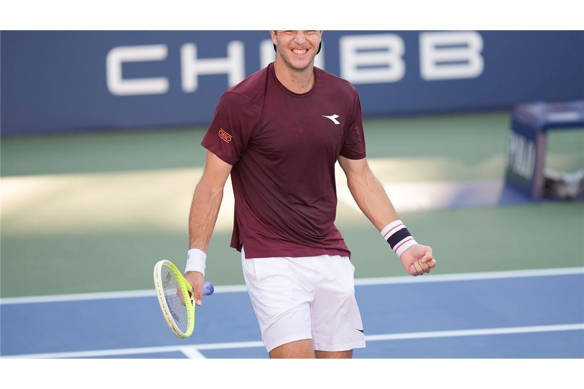 Grandioser Struff erreicht völlig überraschend Achtelfinale Was für eine Überraschung: Jan-Lennard Struff freut sich über seinen Achtelfinaleinzug.