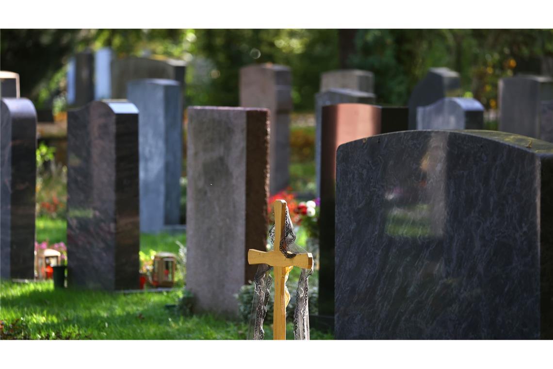Blumen am Grab weg – Polizei ermittelt zu Diebstählen Was geschah am Friedhof?