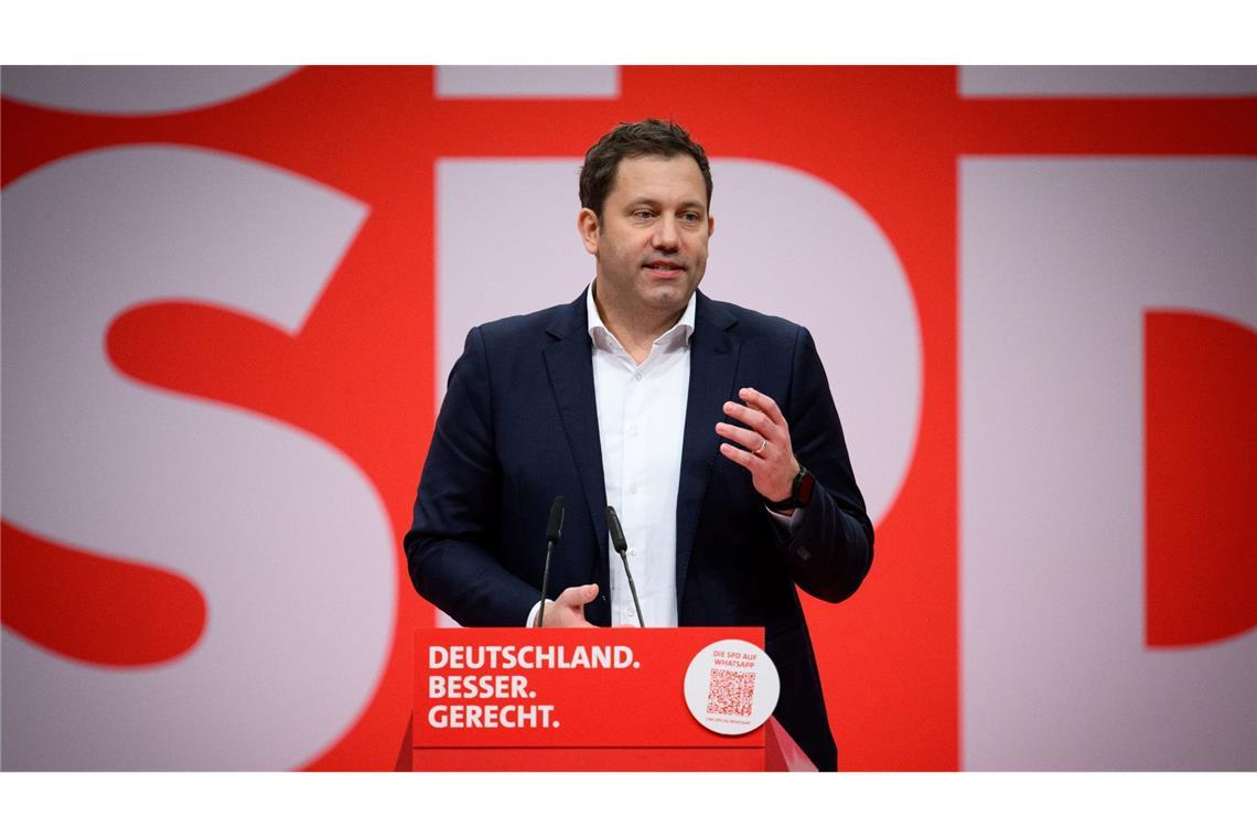 "Was ich richtig finde, ist, dass jeder junge Mensch einmal in seinem Leben mit der Frage konfrontiert wird, ob er oder sie einen Dienst für unser Land leisten möchte", sagt SPD-Chef Lars Klingbeil.