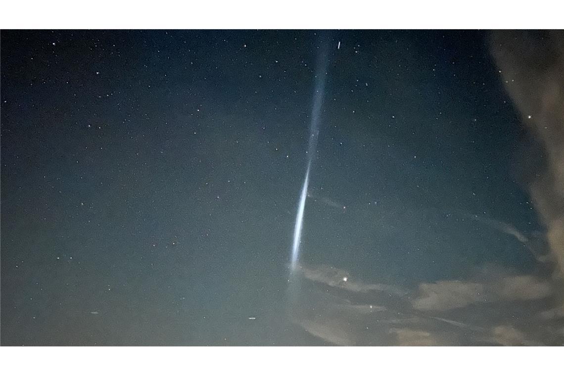 Was ist denn das? - Treibstofftropfen einer Rakete hinterlassen Lichtstreifen (Foto-Handout)
