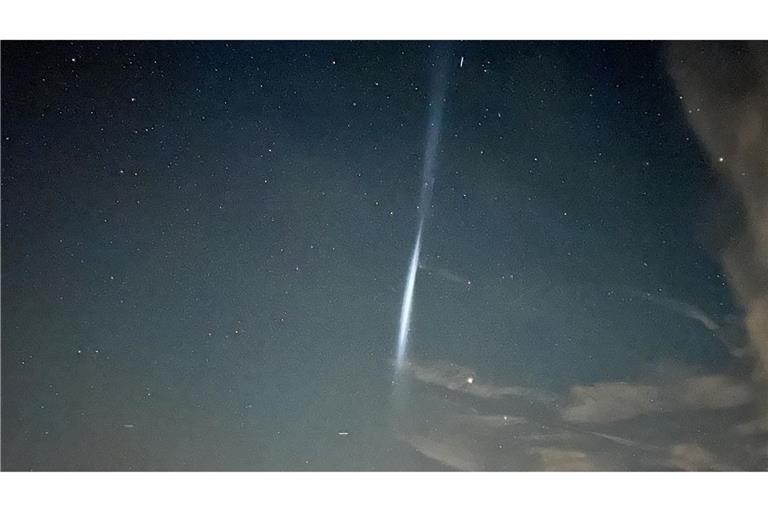 Was ist denn das? - Treibstofftropfen einer Rakete hinterlassen Lichtstreifen (Foto-Handout)