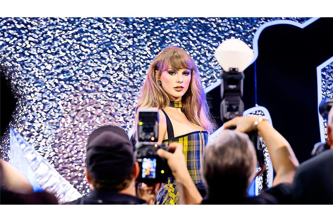 Was ist echt? Was ist Inszenierung? Fragen, die sich beim Phänomen Taylor Swift unweigerlich stellen: die Popsängerin bei den Video Music Awards 2024.