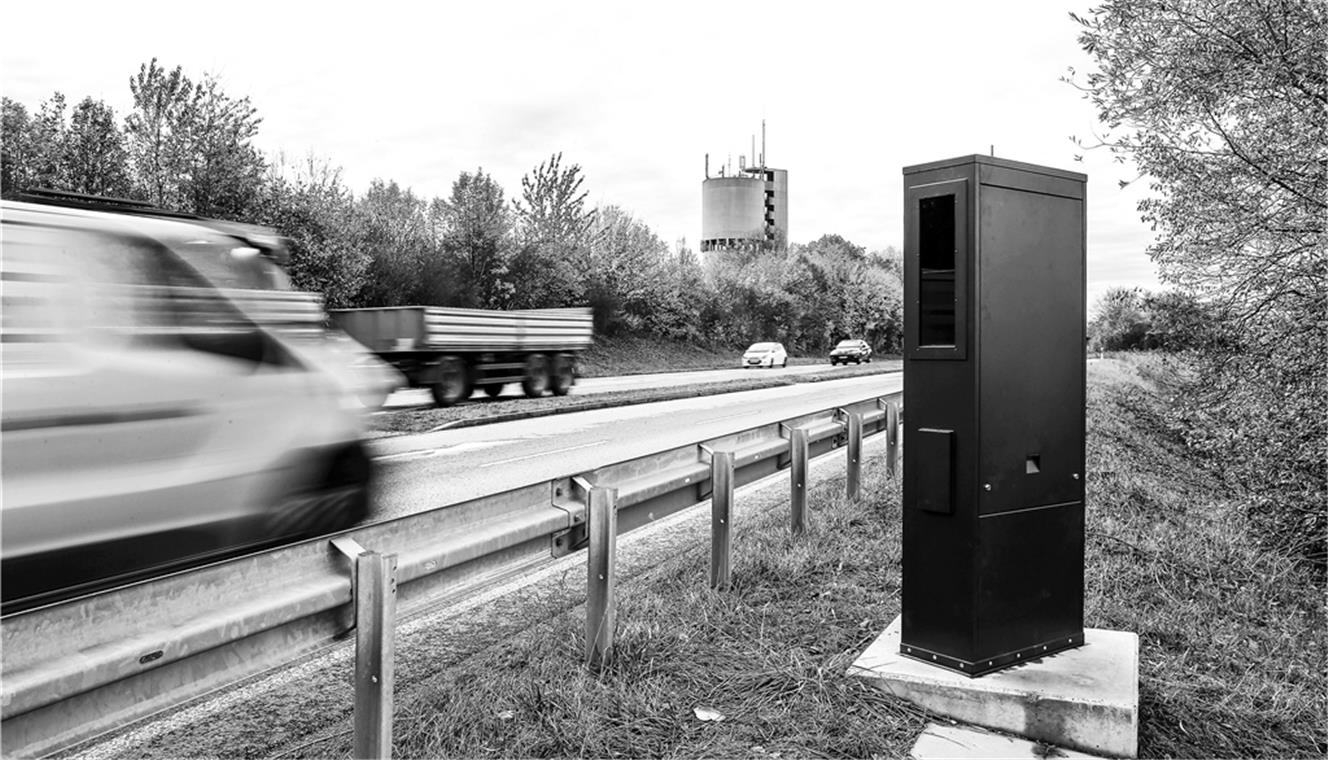 Montiert, aber noch nicht scharf Was lange währt, wird endlich... Nun ja, ob der stationäre Blitzer gutgeheißen oder verteufelt wird, ist wohl eine Frage des Fahrstils.Foto: A. Becher