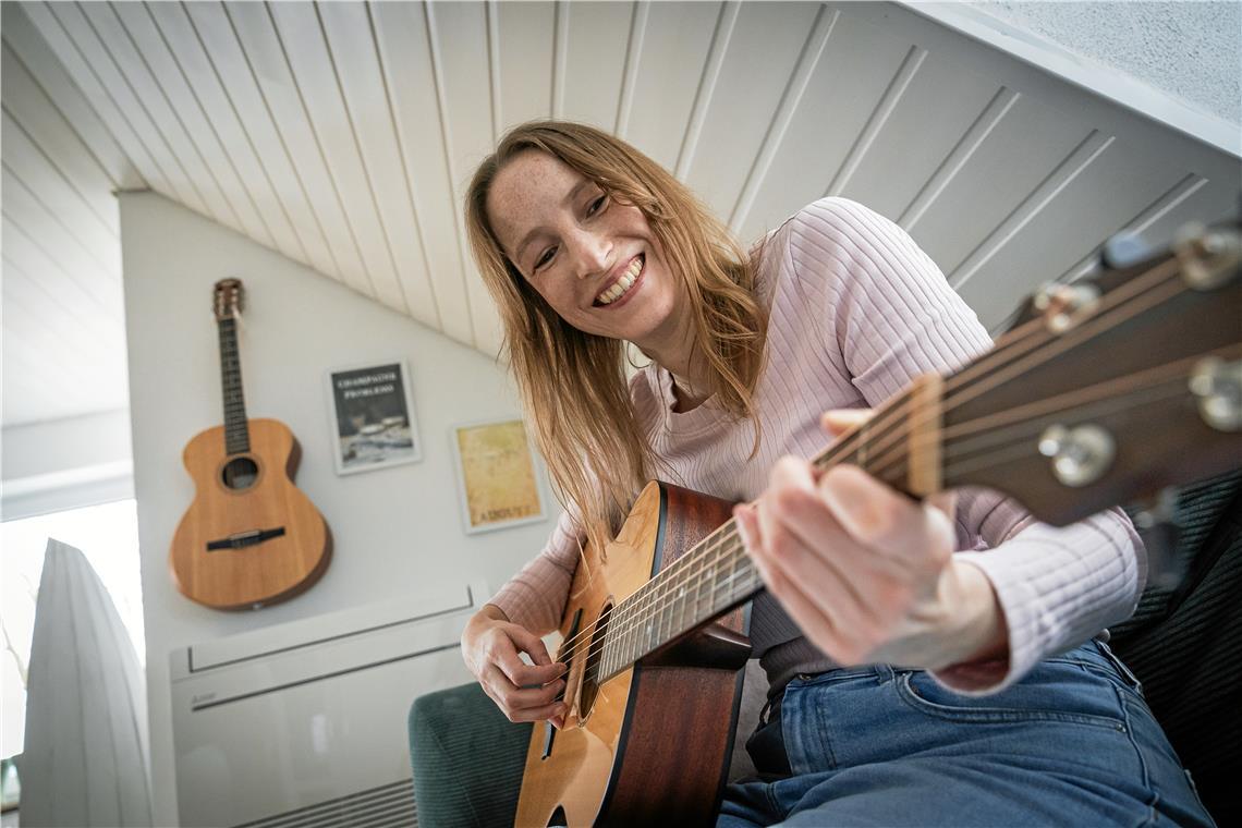 Was Simone mit Taylor Swift verbindet, ist ihre Leidenschaft für die Gitarre. Foto: Alexander Becher