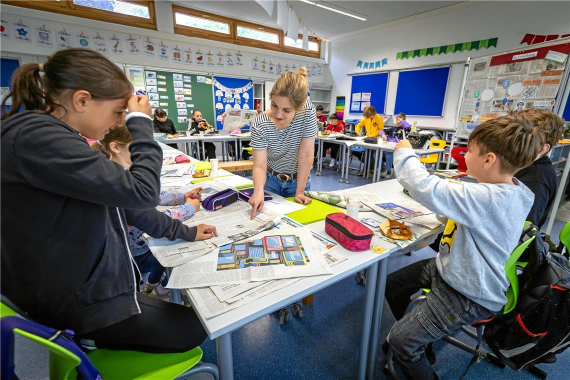 Grundschüler entdecken die Zeitung Was steht eigentlich alles in einer Zeitung? Mit ihrer Klassenlehrerin Daniela Dölker studieren die Viertklässler an der Talschule Waldrems die Backnanger Kreiszeitung und schneiden die interessantesten Überschriften aus.Foto: Alexander Becher